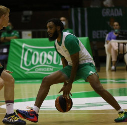 El tiro exterior del Unicaja machaca al Coosur Real Betis (74-90)