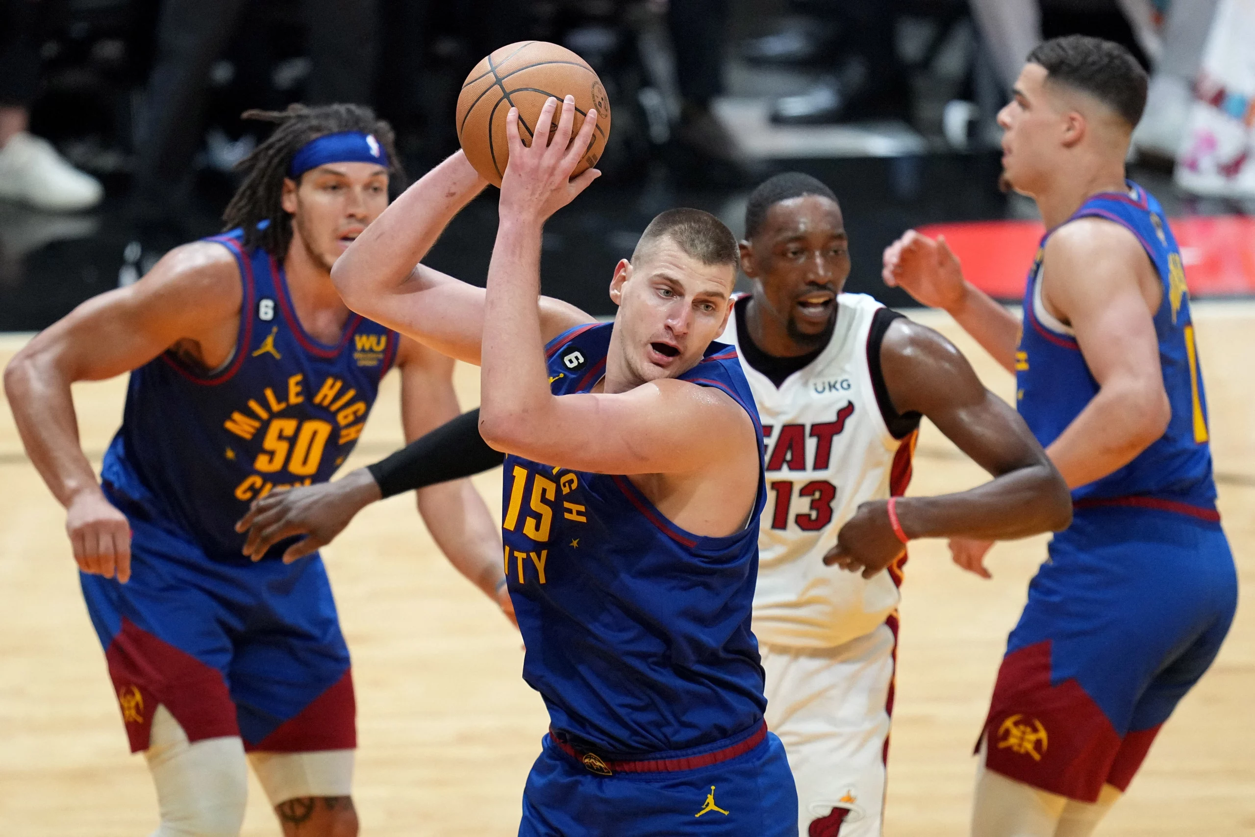 Jokic y Murray lideran una victoria aplastante de los Nuggets en Miami (94-109) [2-1]