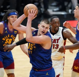 Jokic y Murray lideran una victoria aplastante de los Nuggets en Miami (94-109) [2-1]