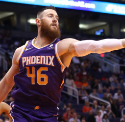 Los Raptors se hacen con Aron Baynes
