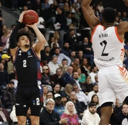 París supera a Londres con solvencia, 99-86