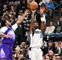 Entre Irving y Grimes se encargan de los Jazz, 106-94