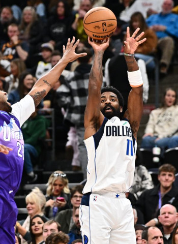 Entre Irving y Grimes se encargan de los Jazz, 106-94
