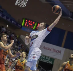 Rubén Guerrero, cerca del Coviran Granada