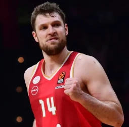 Olympiacos se queda solo en la cima liderados por un monstruoso Vezenkov, 112-69