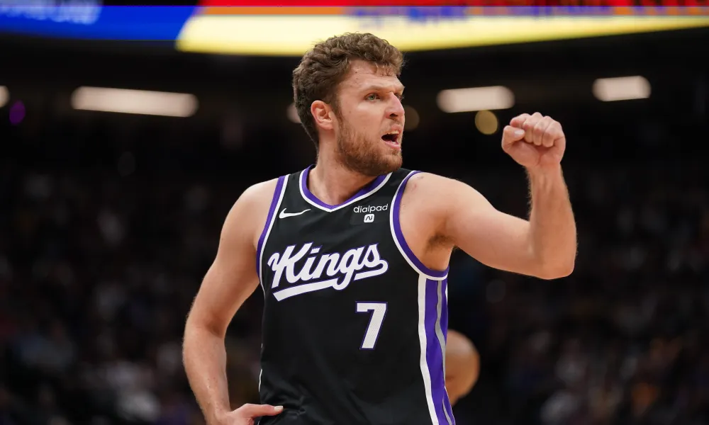 Sasha Vezenkov es enviado a los Toronto Raptors