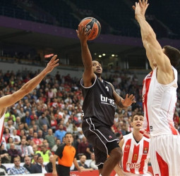 El Brose Baskets enlaza su tercera victoria consecutiva en Belgrado (69-75)