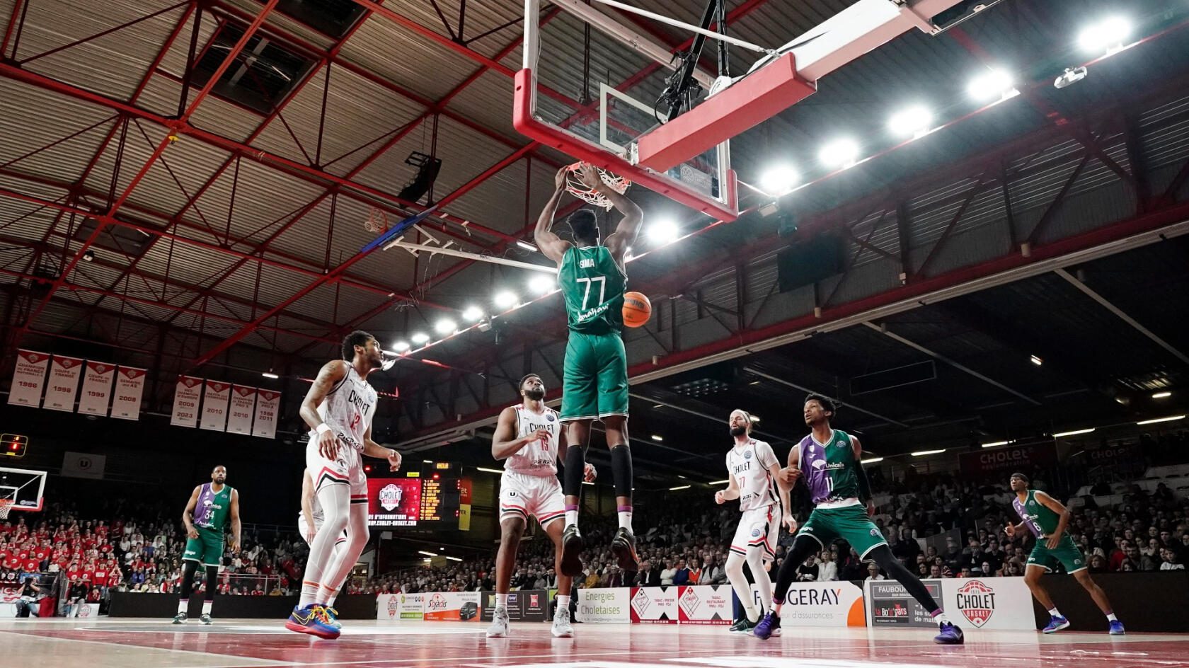 El Unicaja sobrevive en Cholet (74-86)