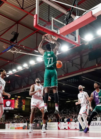El Unicaja sobrevive en Cholet (74-86)