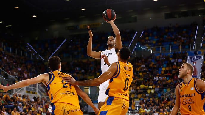 Campazzo decide la victoria número 20 del Real Madrid en Liga (71-77)
