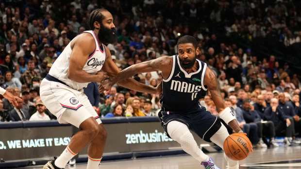 Kyrie Irving renueva con Dallas
