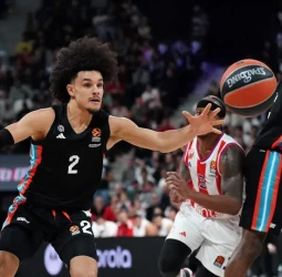 El Estrella Roja gana de forma apurada en París, 77-80