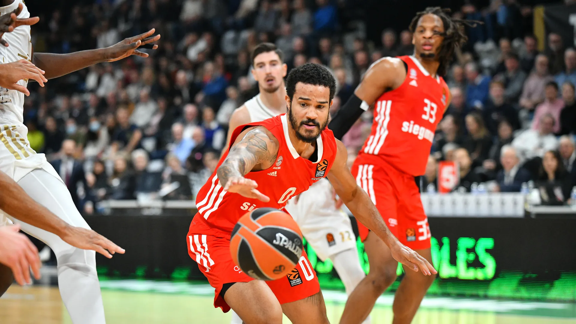 El Bayern remonta y gana al ASVEL a domicilio (74-75)