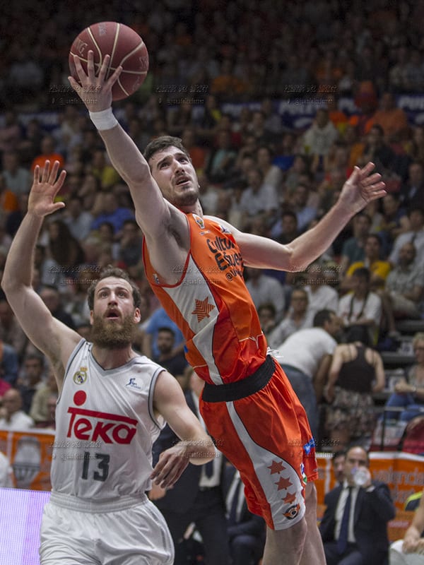 El Barcelona negocia con el Valencia por Guillem Vives