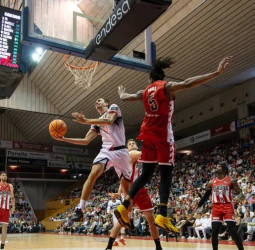 El Coviran Granada despeja dudas con contundencia, 52-82