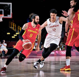 España presenta sus fortalezas en el debut en Tokio (77-88)