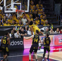 Parker silencia La Hamburguesa con un triple para darle la victoria al Barça (80-83)