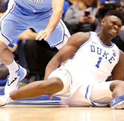 Zion Williamson se lesiona tras reventar una de sus zapatillas
