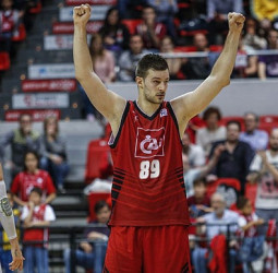 Steve Jelovac renueva como rojillo: “El CAI Zaragoza es mi casa”