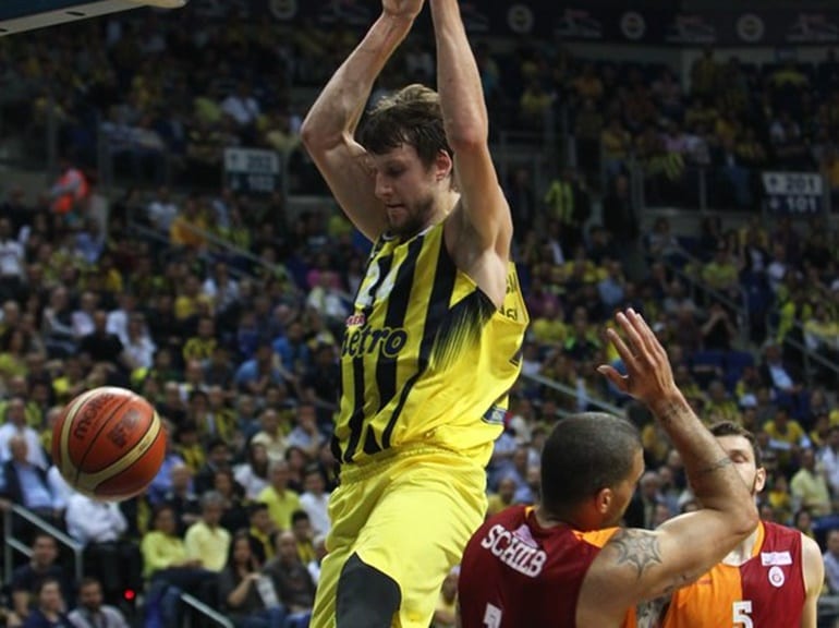Anadolu Efes y Fenerbahce se adelantan en la semifinal turca