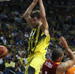 Anadolu Efes y Fenerbahce se adelantan en la semifinal turca