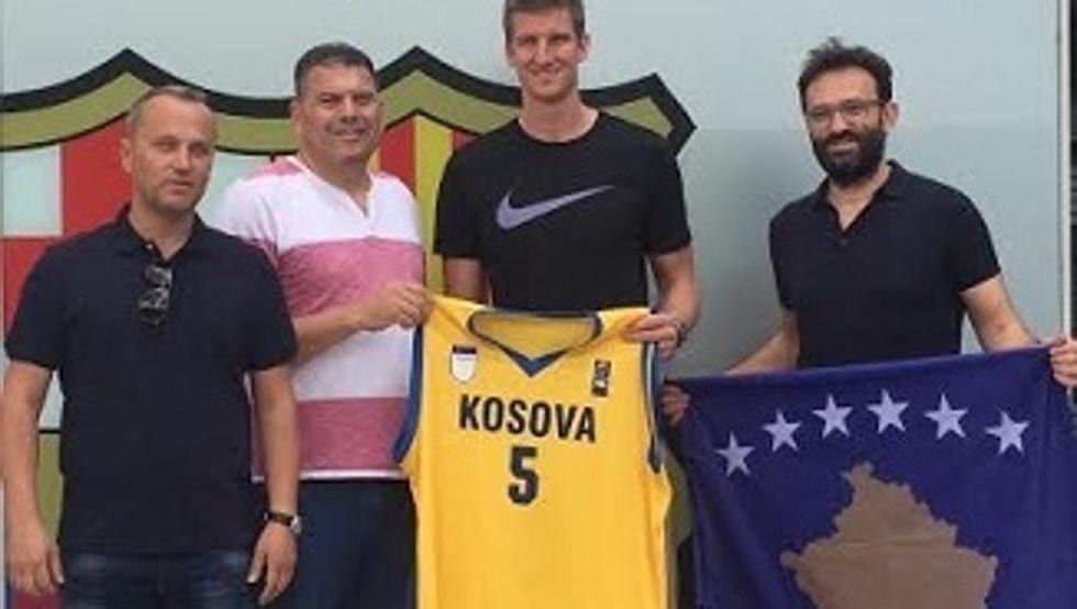 Justin Doellman consigue el pasaporte kosovar