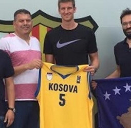 Justin Doellman consigue el pasaporte kosovar