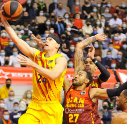El Barça reacciona con carácter y un gran Mirotic ante el UCAM (87-89)