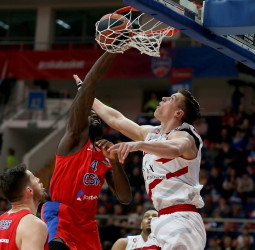 El CSKA Moscú supera a un peleón Armani Milán (101-95)