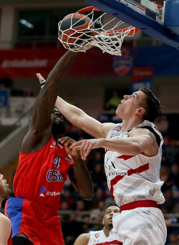 El CSKA Moscú supera a un peleón Armani Milán (101-95)