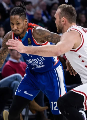 Un Anadolu Efes en racha se impone al Milán, 89-69