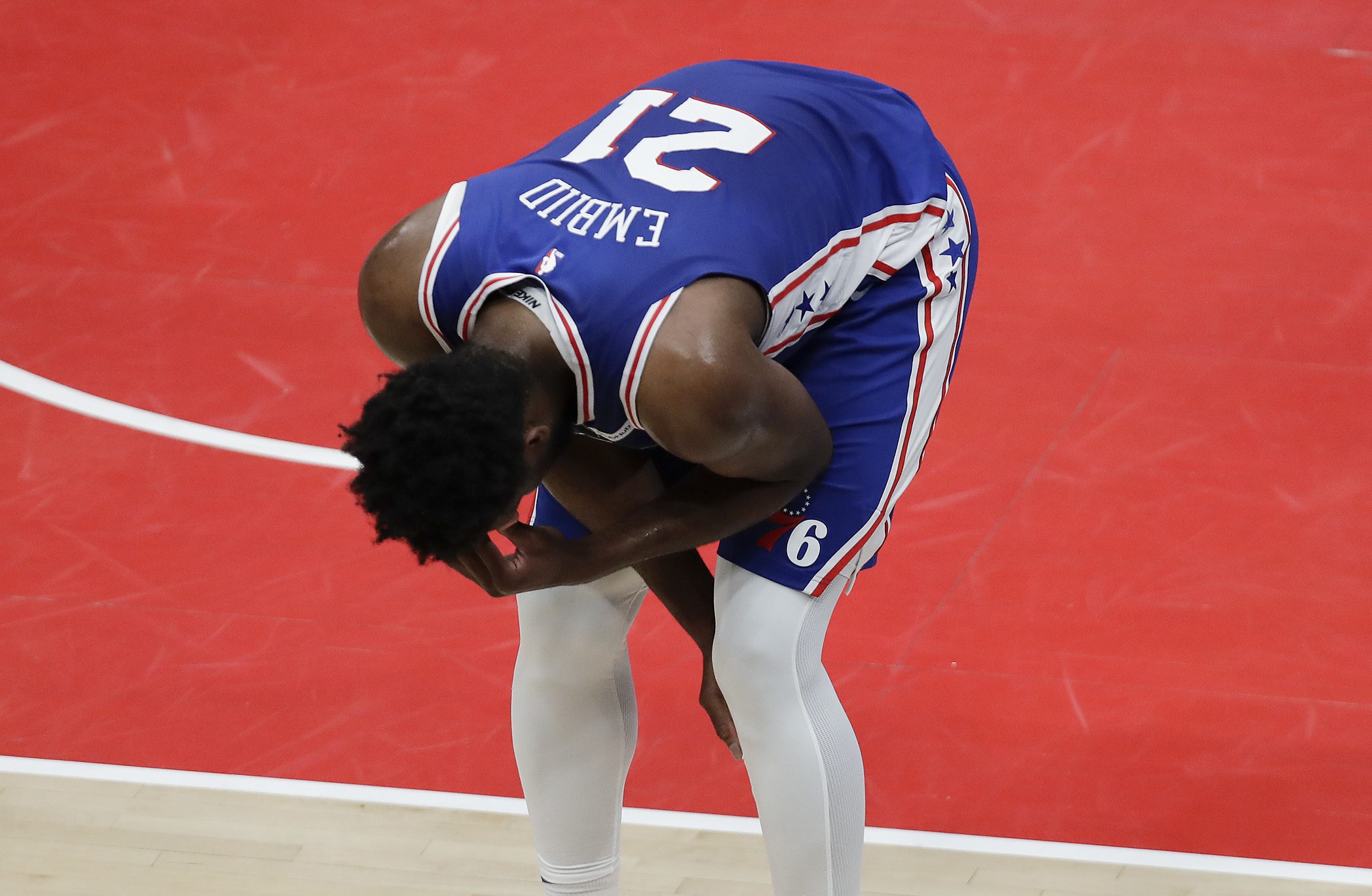 La rodilla de Joel Embiid sigue generando preocupación