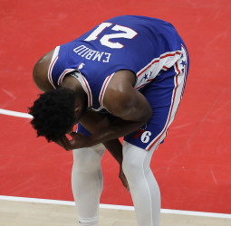 La rodilla de Joel Embiid sigue generando preocupación