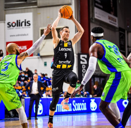 Triunfo solvente del Tenerife en Cerdeña para recuperar sensaciones (63-84)