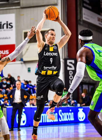 Triunfo solvente del Tenerife en Cerdeña para recuperar sensaciones (63-84)