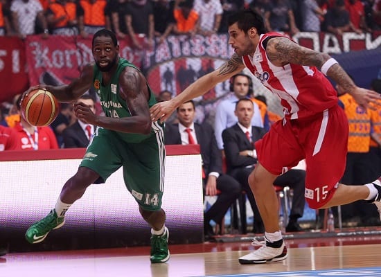 [1-0] Olympiacos golpea primero en la final griega