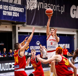 Demostración de potencial para empezar el EuroBasket, 93-38