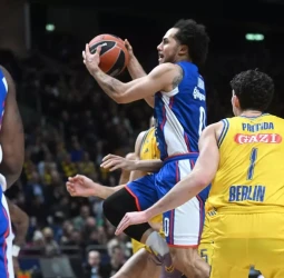 Larkin lidera a un diezmado Efes hacia una gran victoria en Berlín, 89-97