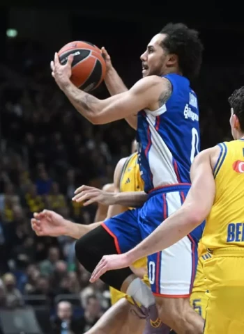 Larkin lidera a un diezmado Efes hacia una gran victoria en Berlín, 89-97