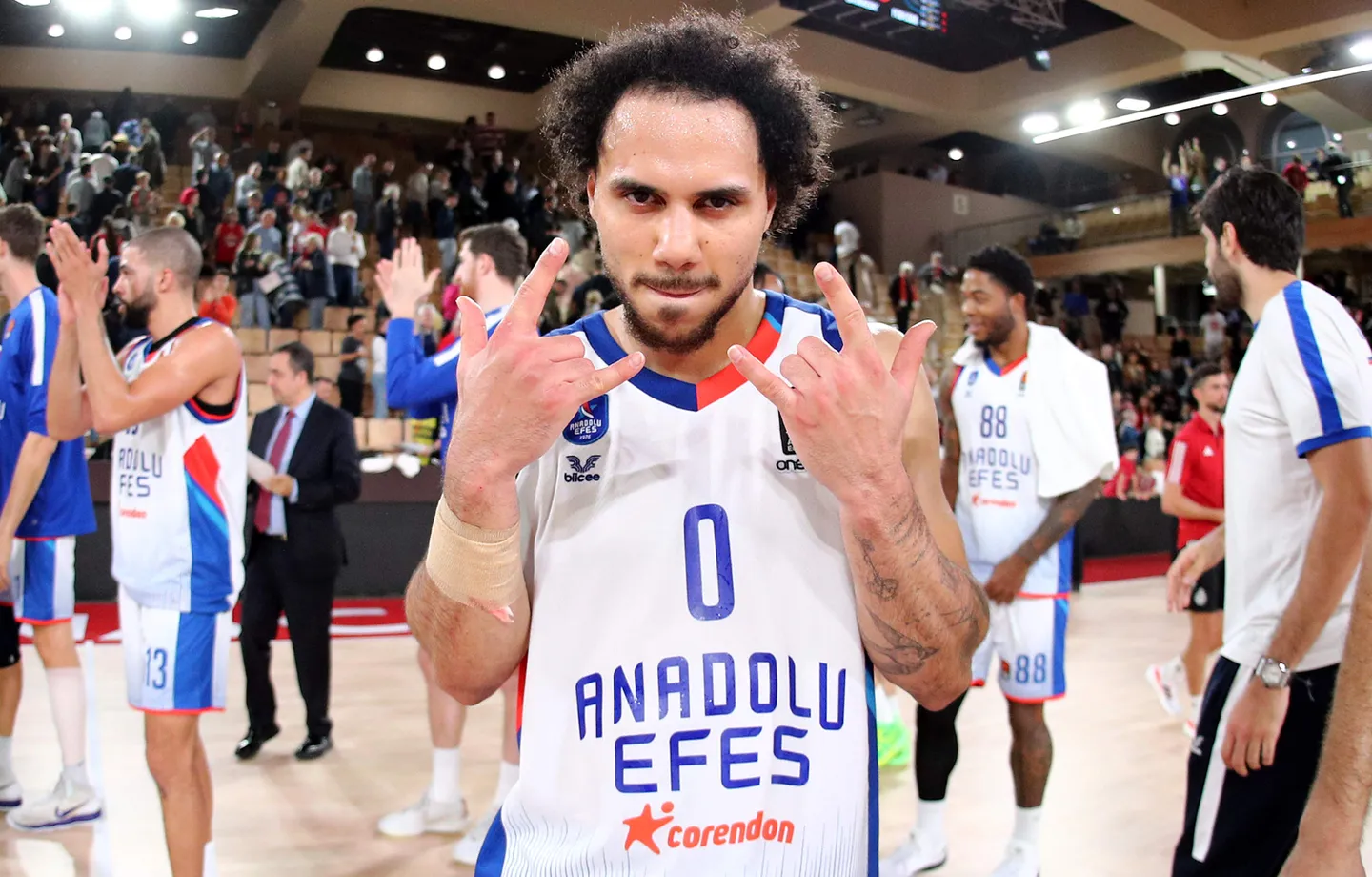 Shane Larkin, tres años más en el Anadolu Efes