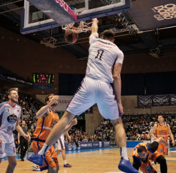 El Valencia se funde en las Calderas do Sar (86-83)