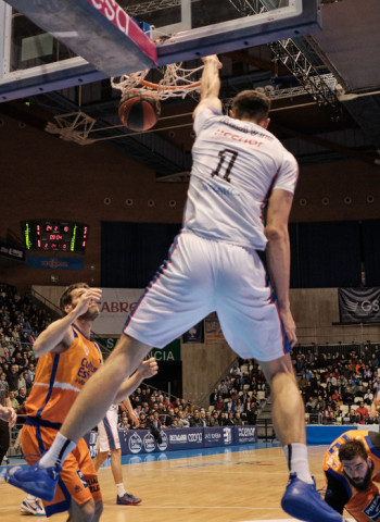 El Valencia se funde en las Calderas do Sar (86-83)