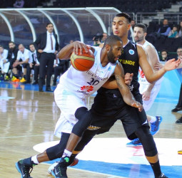 El Laboral Kutxa se vuelve a interesar por Eric Buckner