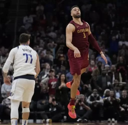 Strus culmina desde media pista una demoledora remontada ante los Mavericks