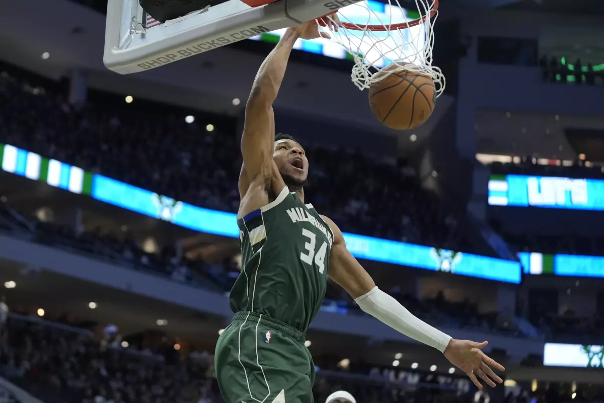 Antetokounmpo se mueve a ritmo de triple-doble