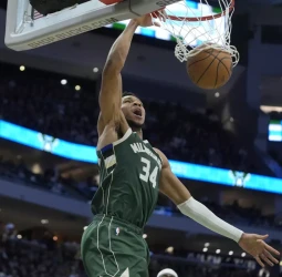 Antetokounmpo se mueve a ritmo de triple-doble