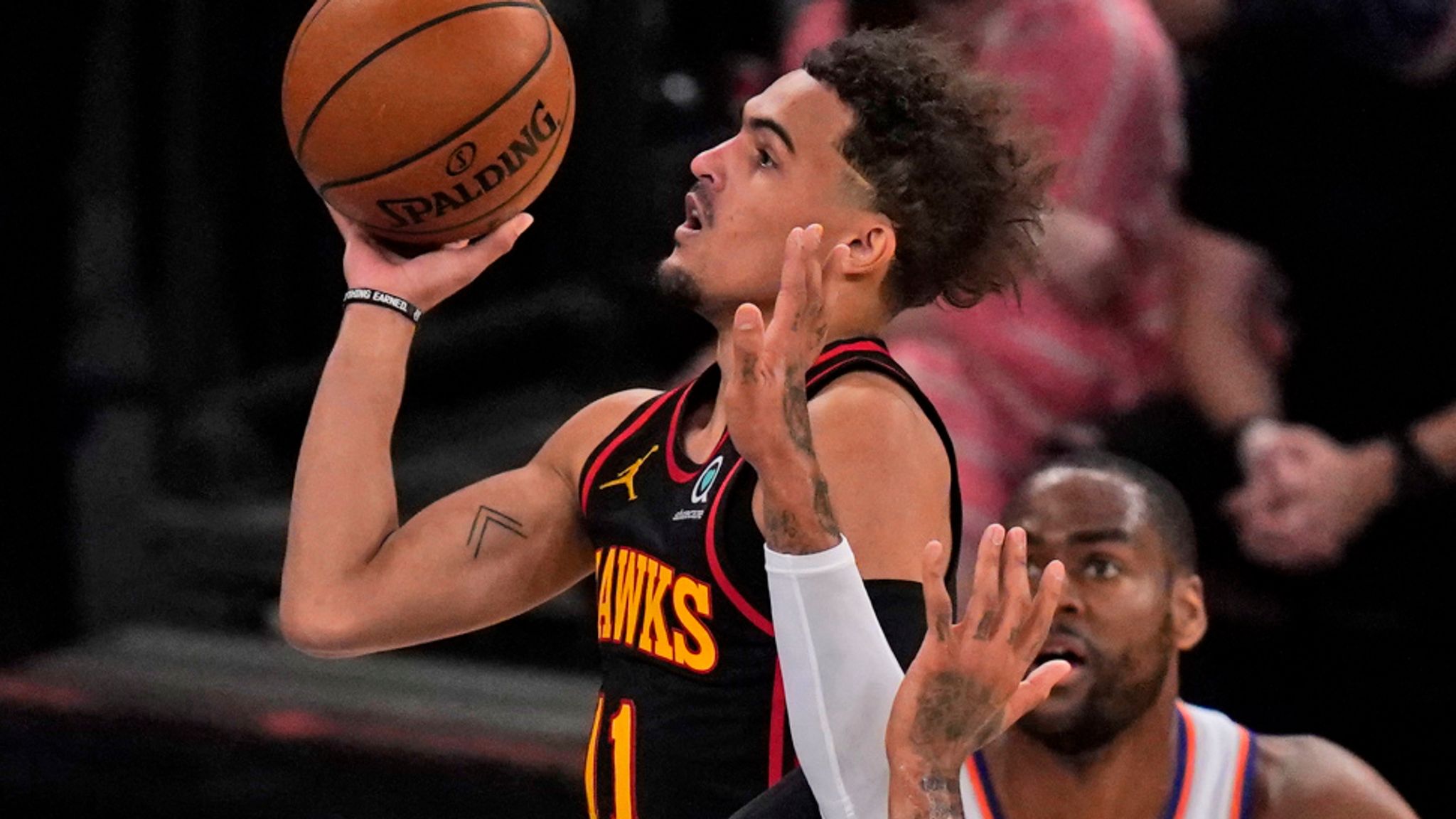 Trae Young arruina el regreso de los Knicks a los playoffs (105-107) [0-1]