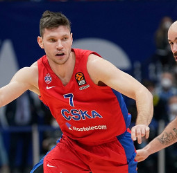 Ivan Ukhov renueva con el CSKA Moscú