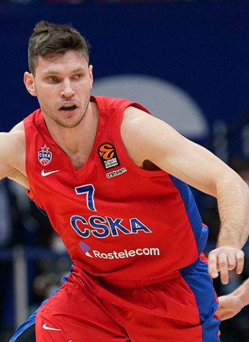 Ivan Ukhov renueva con el CSKA Moscú
