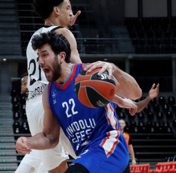 Micic lidera las buenas sensaciones del Anadolu Efes (80-102)